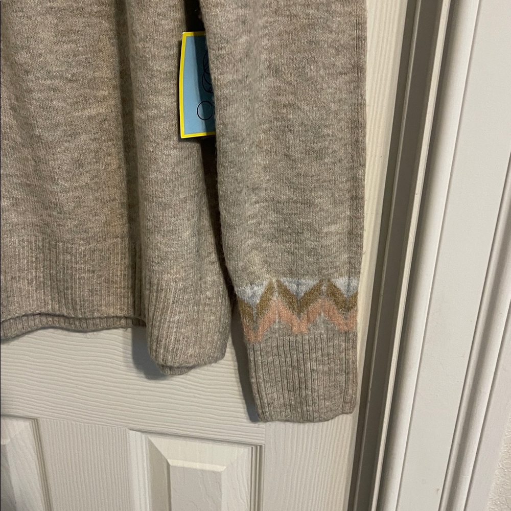 CeCe Gray and Tan Patterned Sweater size M - Picture 7 of 8